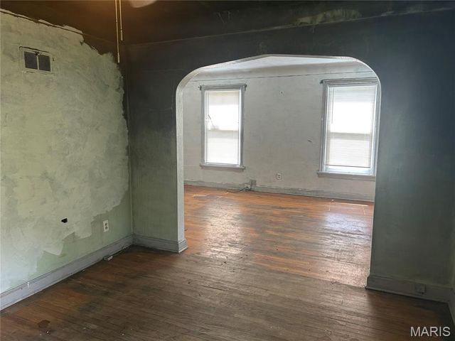 9015 McNulty Drive, St John, MO 63114