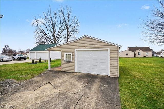 226 Helena Drive, Struthers, OH 44471