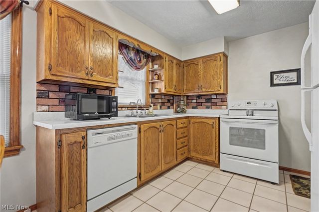 226 Helena Drive, Struthers, OH 44471