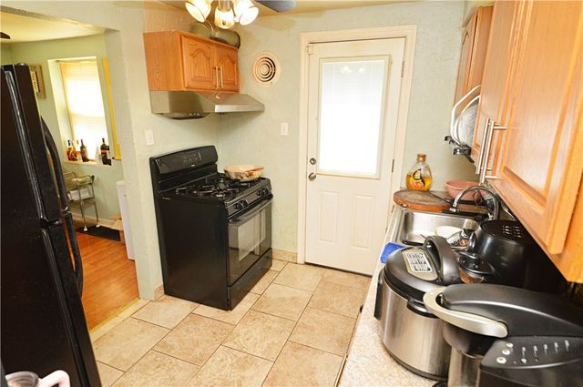1056 Lindberg Ave, Lincoln Place, PA 15120