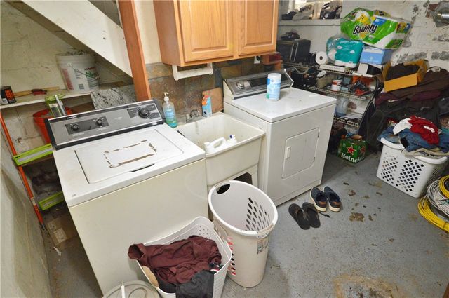 1056 Lindberg Ave, Lincoln Place, PA 15120