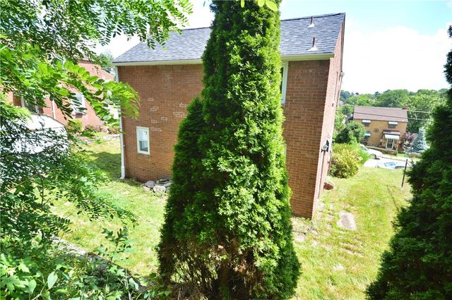 1056 Lindberg Ave, Lincoln Place, PA 15120