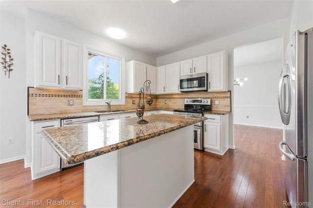 45498 Muirfield Drive, Canton Charter Township, MI 48188