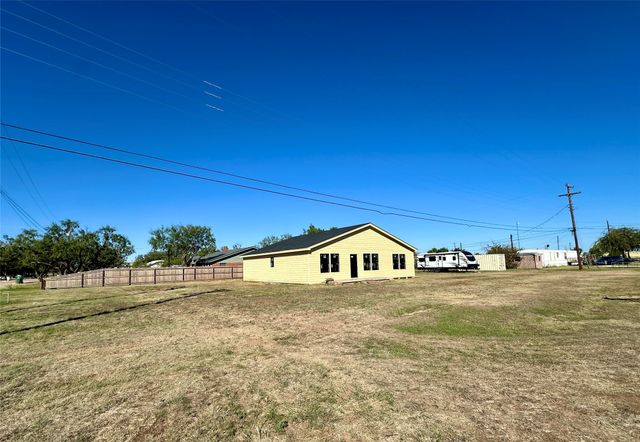 114 Drummond, Tye, TX 79563