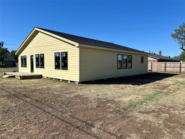 114 Drummond, Tye, TX 79563