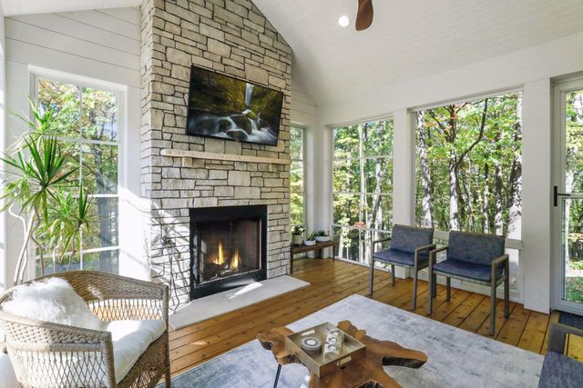 20555 Linden Road, Deephaven, MN 55331