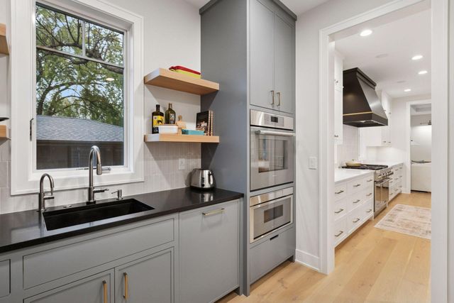 20555 Linden Road, Deephaven, MN 55331