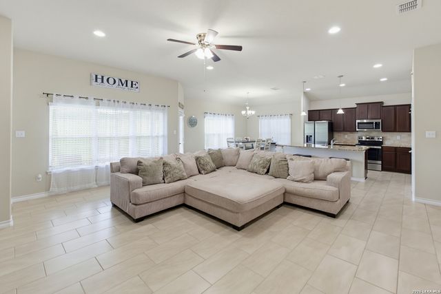 148 Lark Hill, Floresville, TX 78114