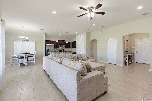 148 Lark Hill, Floresville, TX 78114