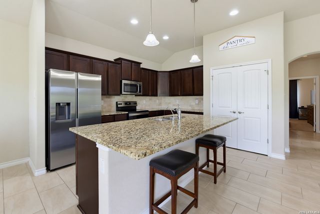 148 Lark Hill, Floresville, TX 78114