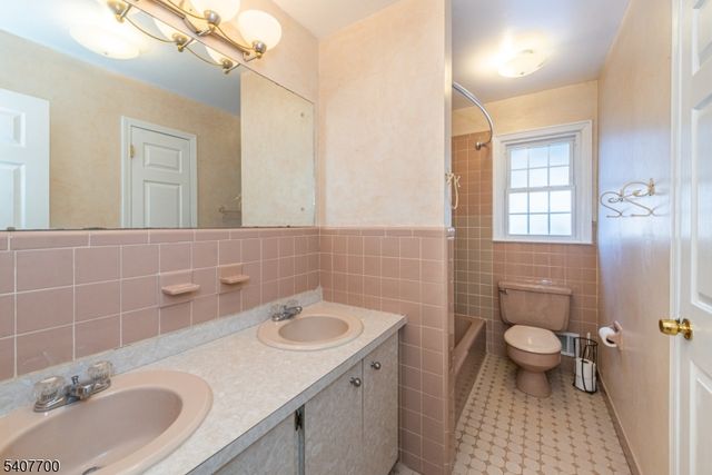 3 Maple Ct, East Hanover Twp., NJ 07936