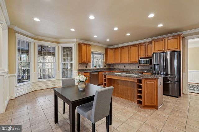 25730 S S VILLAGE DR, Chantilly, VA 20152