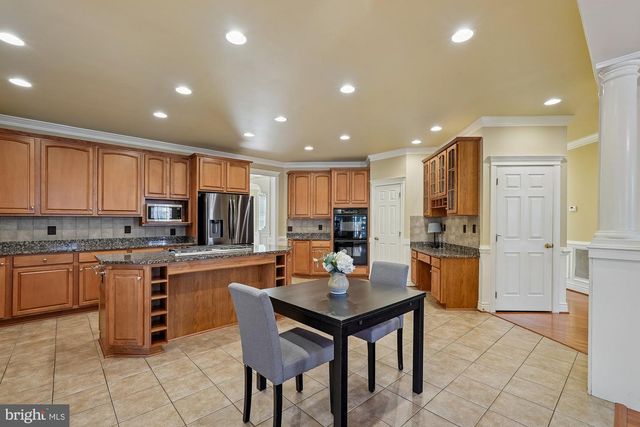 25730 S S VILLAGE DR, Chantilly, VA 20152