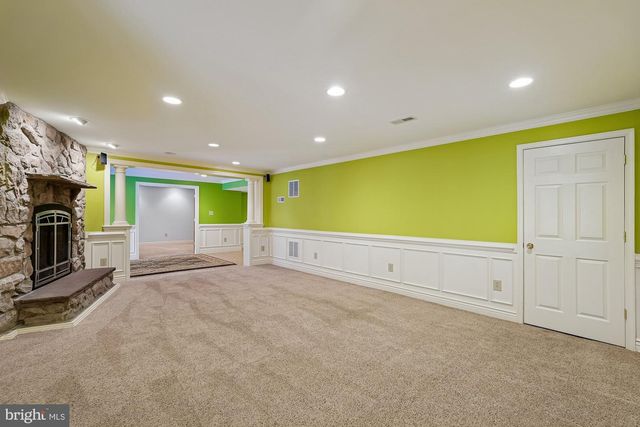 25730 S S VILLAGE DR, Chantilly, VA 20152