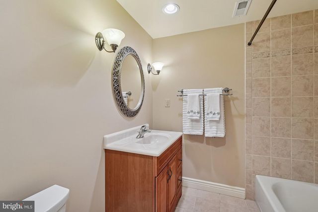 25730 S S VILLAGE DR, Chantilly, VA 20152