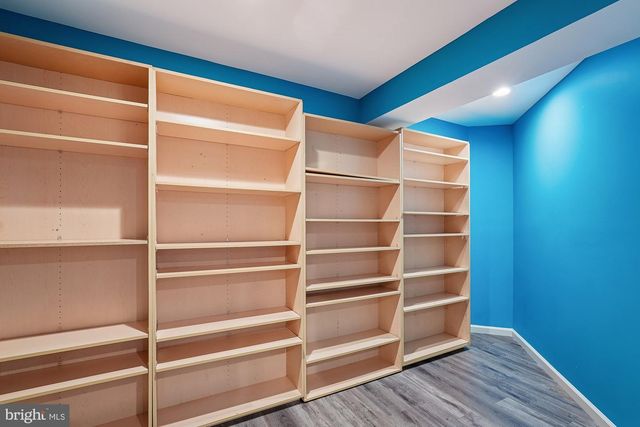 25730 S S VILLAGE DR, Chantilly, VA 20152