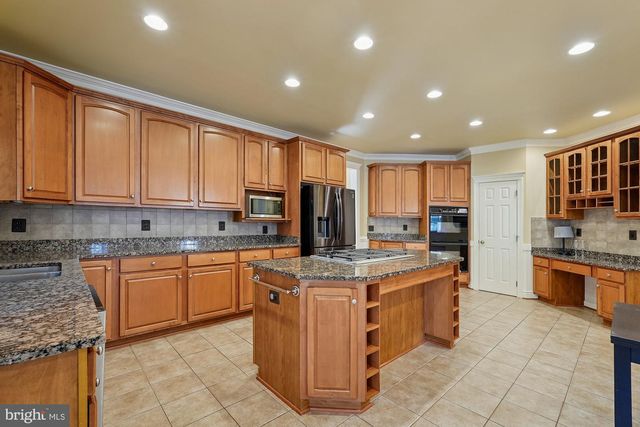 25730 S S VILLAGE DR, Chantilly, VA 20152