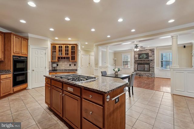 25730 S S VILLAGE DR, Chantilly, VA 20152
