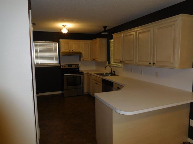 405 Cherry St, Chandler, TX 75758