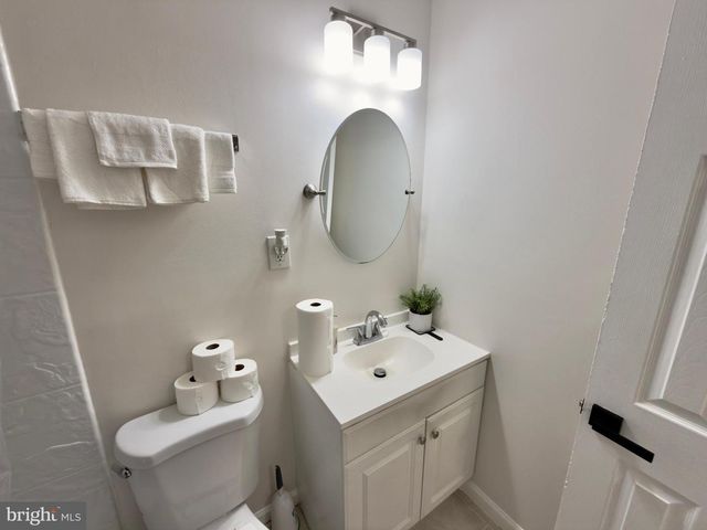 8012 LAKECREST DR, Greenbelt, MD 20770