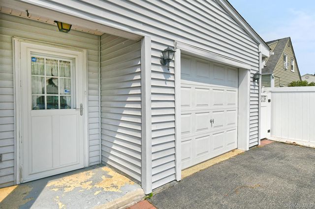 53 Periwinkle Road, Levittown, NY 11756