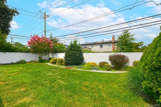 53 Periwinkle Road, Levittown, NY 11756