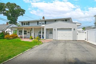 53 Periwinkle Road, Levittown, NY 11756