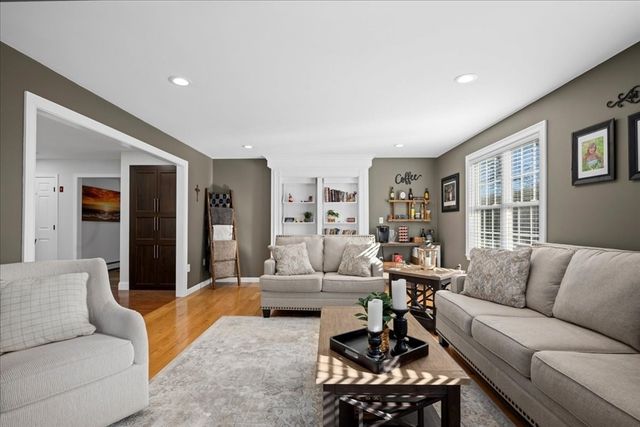14 Amherst Rd, Shrewsbury, MA 01545