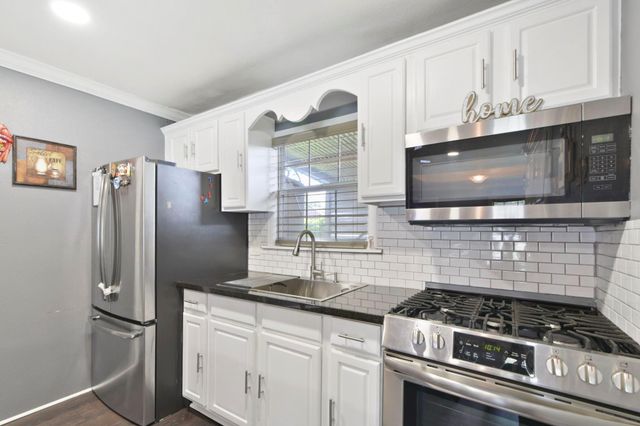 1900 Oregon Street, Baytown, TX 77520