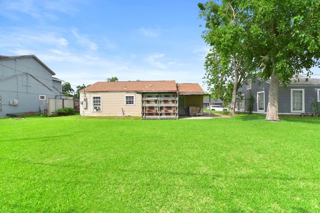 1900 Oregon Street, Baytown, TX 77520