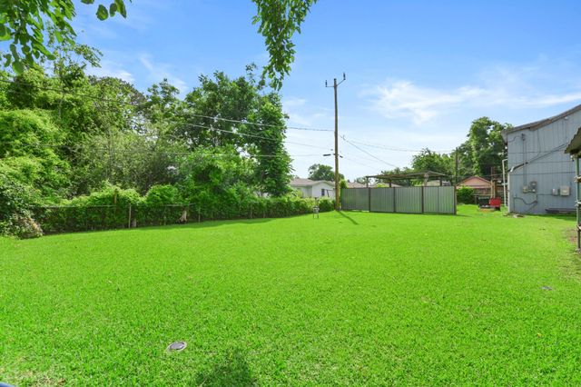 1900 Oregon Street, Baytown, TX 77520