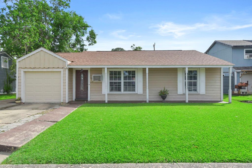 1900 Oregon Street, Baytown, TX 77520