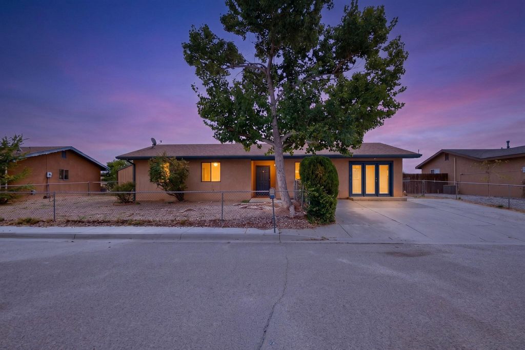 824 GALLAHAD Street SW, Los Lunas, NM 87031