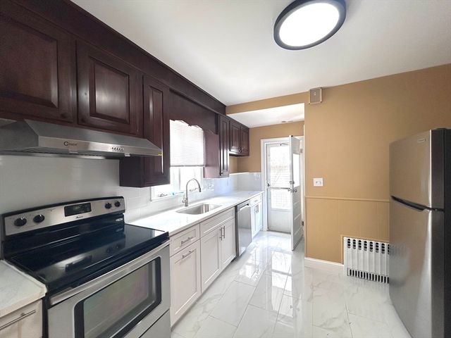 11 Earle St, Quincy, MA 02170