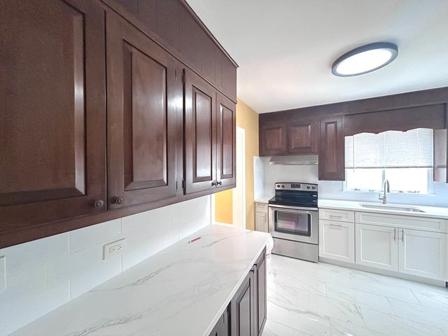 11 Earle St, Quincy, MA 02170