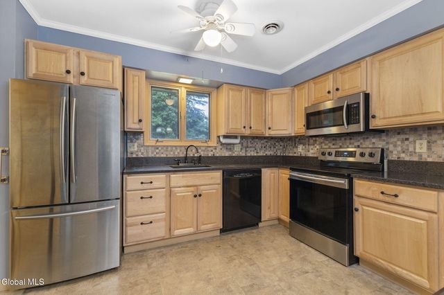 14 Crownwood Lane, Queensbury, NY 12804