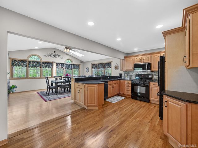 21 Foxcroft Drive, Nanuet, NY 10954