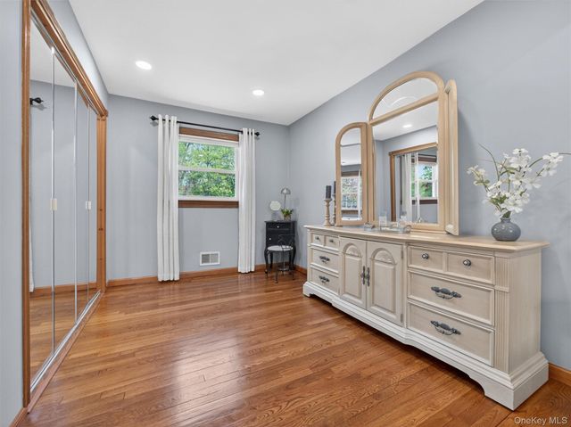 21 Foxcroft Drive, Nanuet, NY 10954
