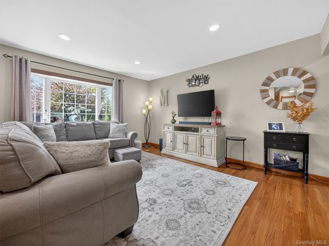 21 Foxcroft Drive, Nanuet, NY 10954