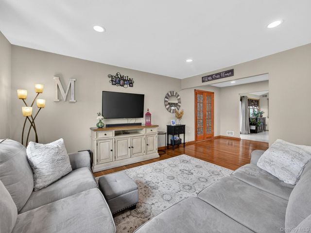 21 Foxcroft Drive, Nanuet, NY 10954