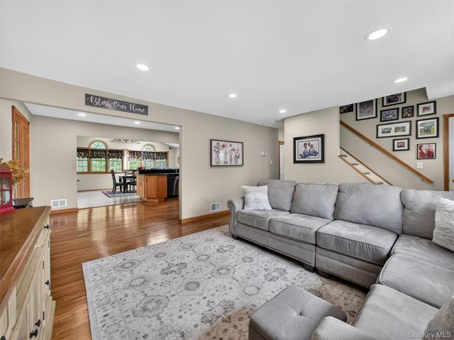 21 Foxcroft Drive, Nanuet, NY 10954