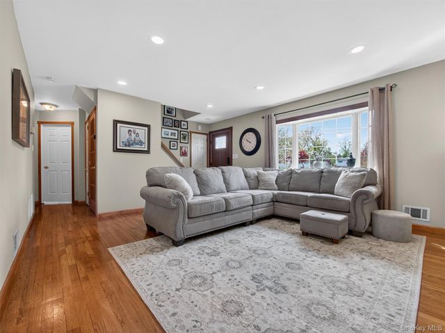 21 Foxcroft Drive, Nanuet, NY 10954