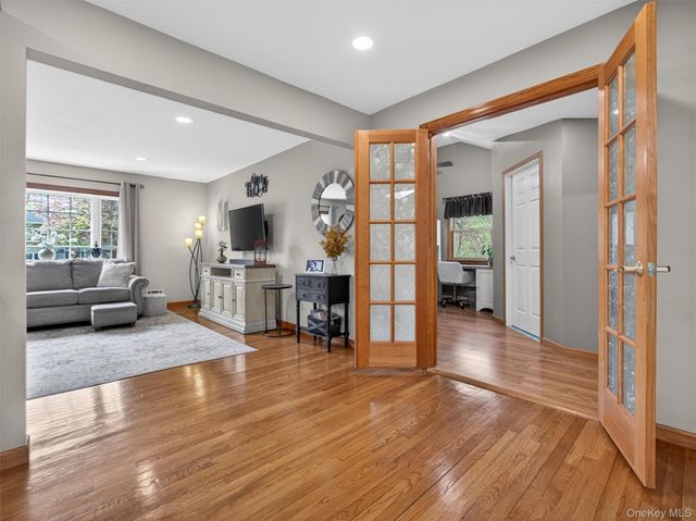 21 Foxcroft Drive, Nanuet, NY 10954