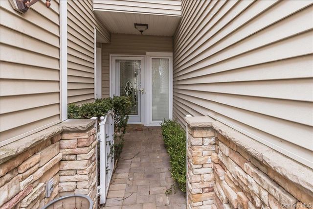 117 Carriage Lane, Plainview, NY 11803