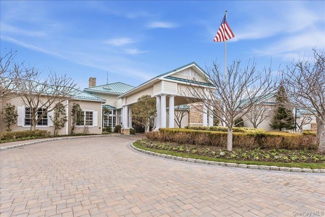 117 Carriage Lane, Plainview, NY 11803
