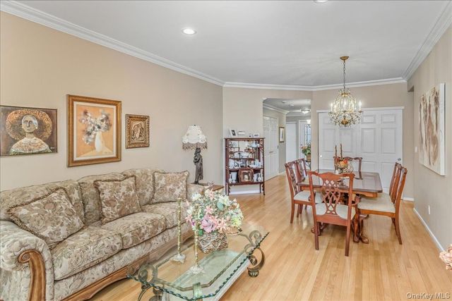 117 Carriage Lane, Plainview, NY 11803