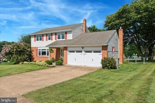 10 BEMIS RD, Newark, DE 19711