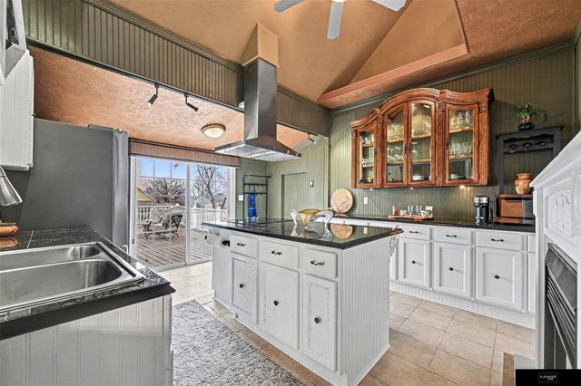 2553 Poppleton Avenue, Omaha, NE 68105