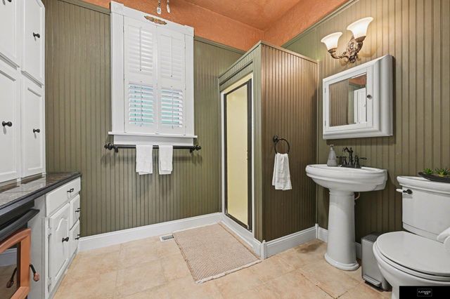 2553 Poppleton Avenue, Omaha, NE 68105