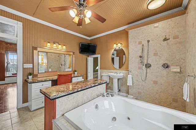 2553 Poppleton Avenue, Omaha, NE 68105